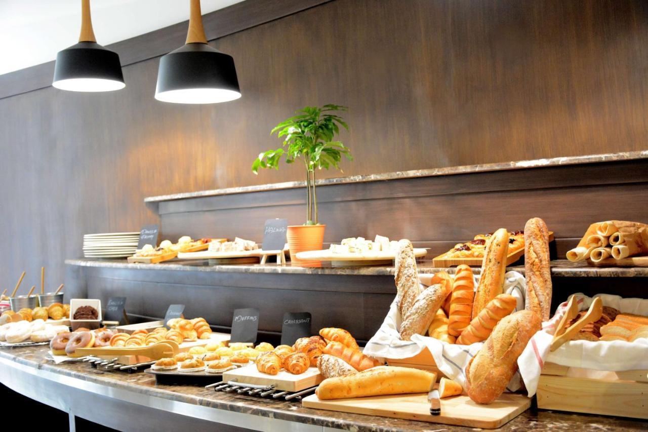 Radisson Blu Resort, Al Khobar Half Moon Bay Dış mekan fotoğraf A bread buffet at a hotel