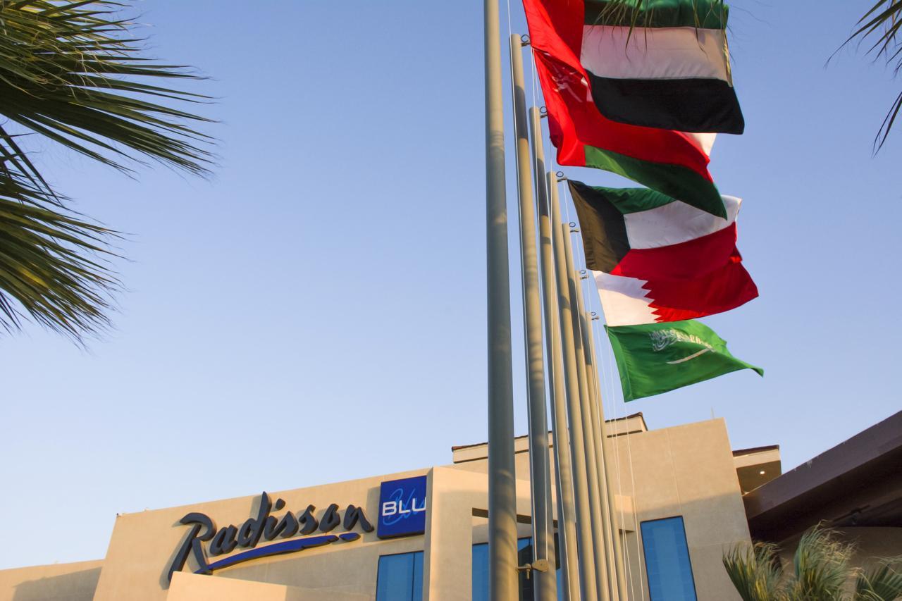 Radisson Blu Resort, Al Khobar Half Moon Bay Dış mekan fotoğraf Flags of the six Gulf Cooperation Council nations at a hotel in the United Arab Emirates