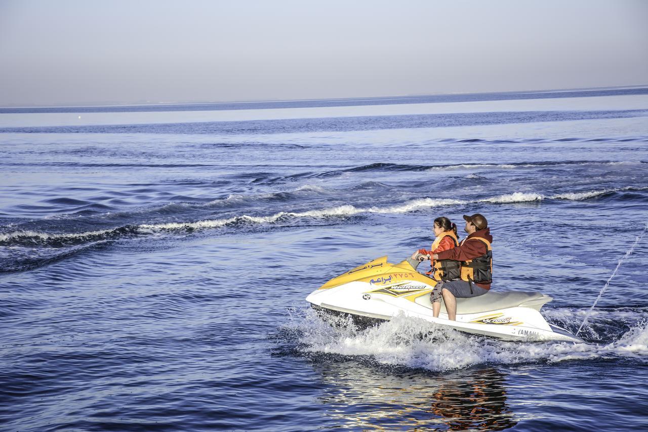 Radisson Blu Resort, Al Khobar Half Moon Bay Dış mekan fotoğraf Jet skiing in the Mediterranean