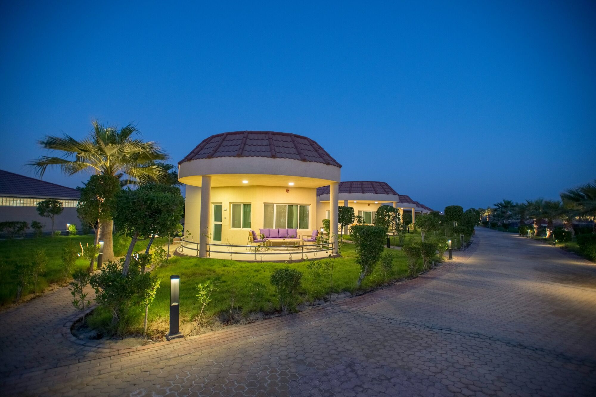 Radisson Blu Resort, Al Khobar Half Moon Bay Dış mekan fotoğraf The resort at night