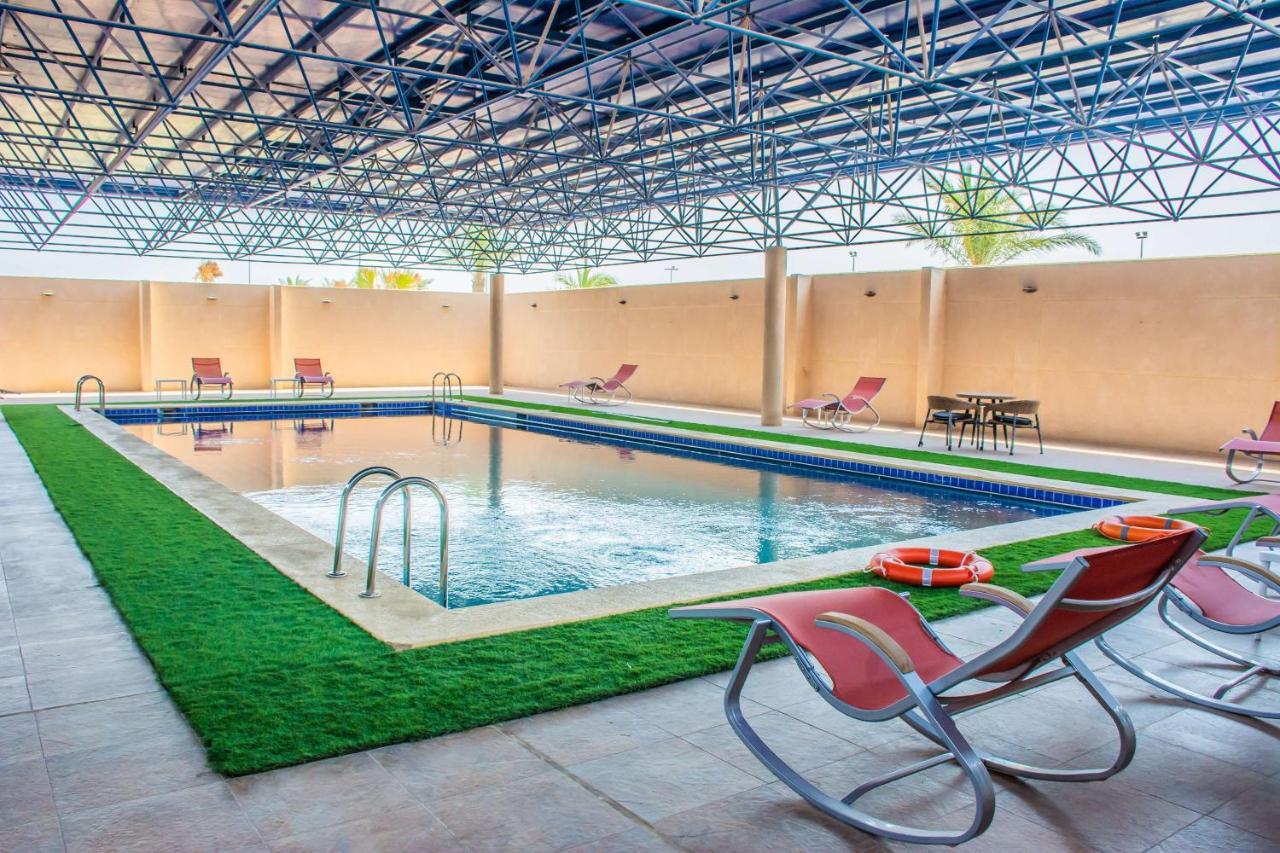 Radisson Blu Resort, Al Khobar Half Moon Bay Dış mekan fotoğraf Swimming pool at the hotel