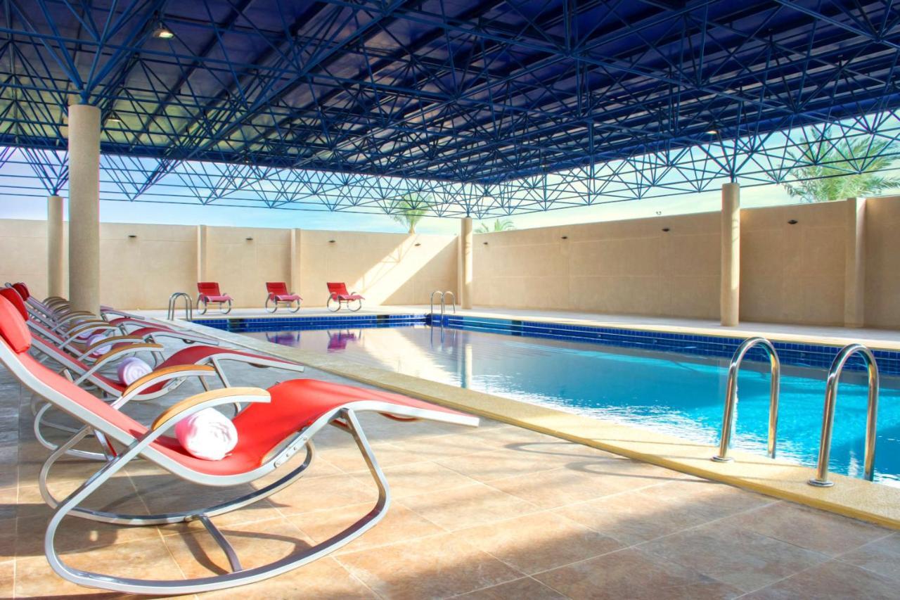 Radisson Blu Resort, Al Khobar Half Moon Bay Dış mekan fotoğraf Swimming pool at the hotel