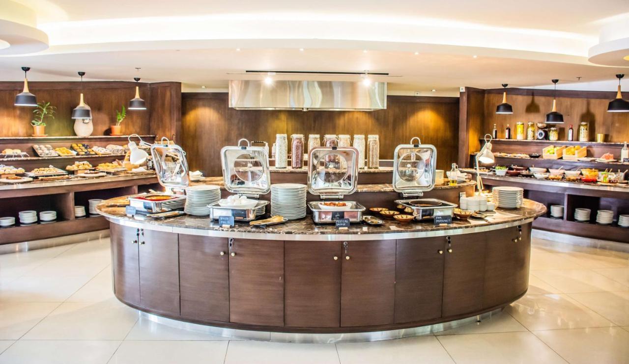 Radisson Blu Resort, Al Khobar Half Moon Bay Dış mekan fotoğraf A buffet at a hotel