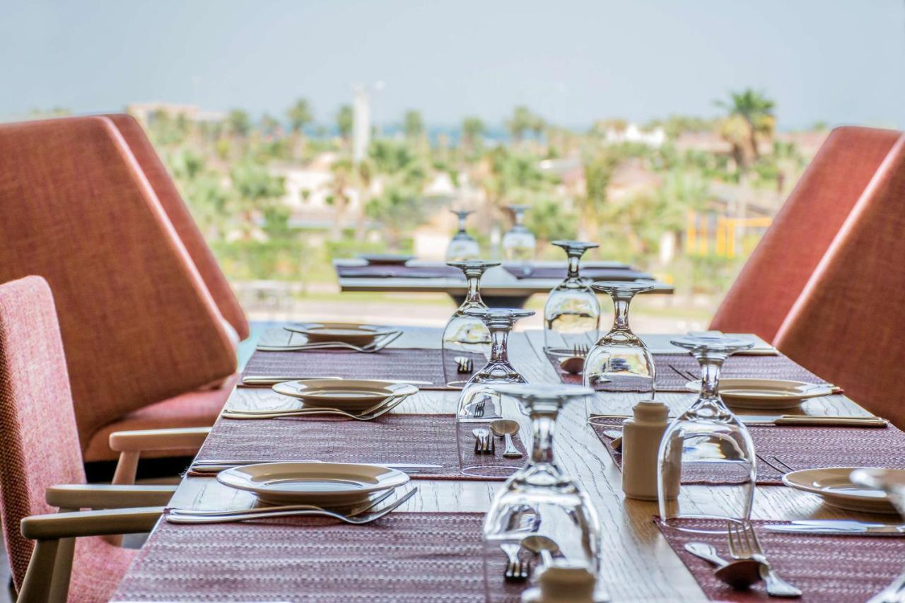 Radisson Blu Resort, Al Khobar Half Moon Bay Dış mekan fotoğraf The Deck